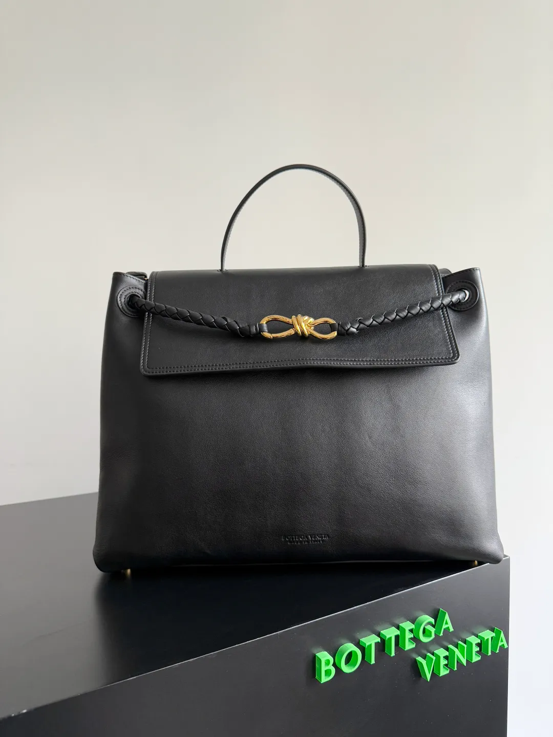 Batch 3160 BottegaVeneta Latest Ciao Ciao Bag Silky cowhide two-way flap handbag with signature twist detail, hidden hook closure, flap can be fastened to the front or attached to the INTRECCIATO woven internal pocket, comes with an adjustable and removable crossbody strap, internal compartment, and also features a zippered pocket. The surprise flap has various shapes. Style 1 - Cover the bag surface, exposing the knot and knot decoration. Style 2 - Place the flap inside the bag. A buckle is also designed. Style 3 - The U-shaped position of the top handle in the hand bag. Style No.: 826195 Size: 42*32*15cm